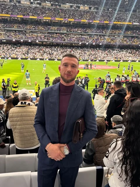 Pablo BeFirst in a suit in the stands of the Santiago Bernabéu