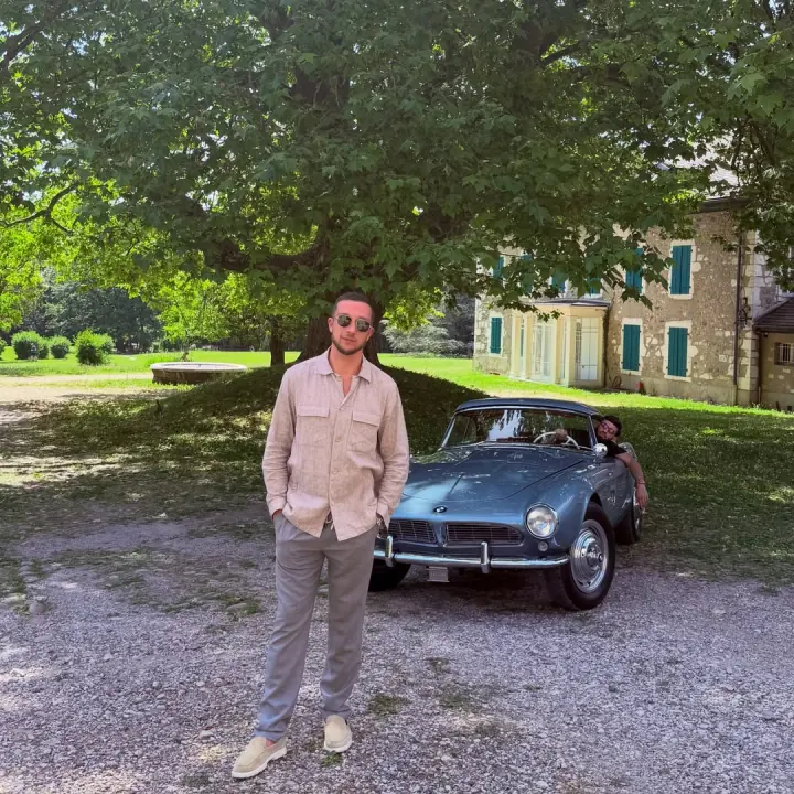 Pablo BeFirst next to a classic BMW 507 with Arman Tsarukyan at the wheel